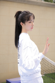 他缓慢有力的在车里撞着
